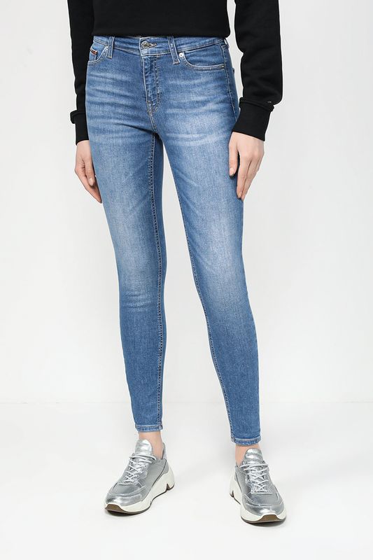 Джинсы с эффектом потертости зауженного кроя Tommy Jeans